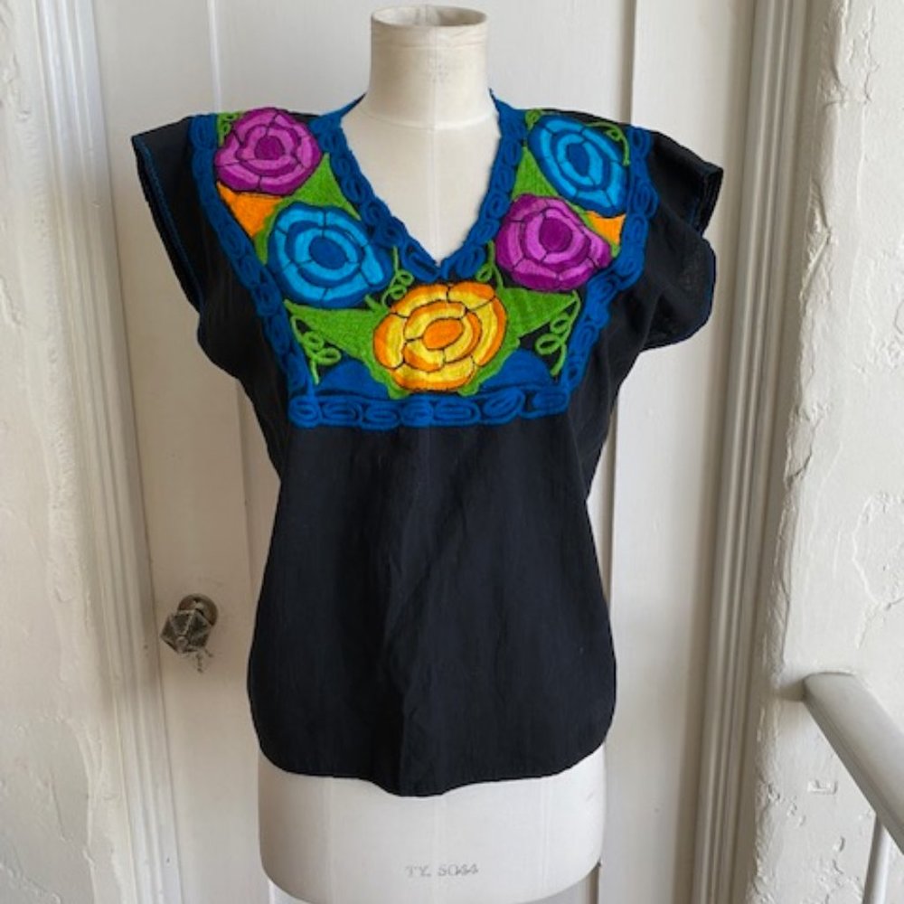 VINTAGE Mexican Embroidered Floral Handmade Womens Top M Medium  Boho V-Neck
